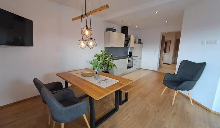 Appartement-Hahnenkamm-bis-4-Personen-73m-+-30m-Terrasse